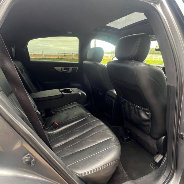 2013-Infiniti-QX70-30d-S image:12