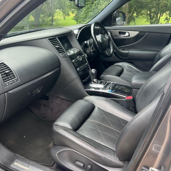 2013-Infiniti-QX70-30d-S image:13