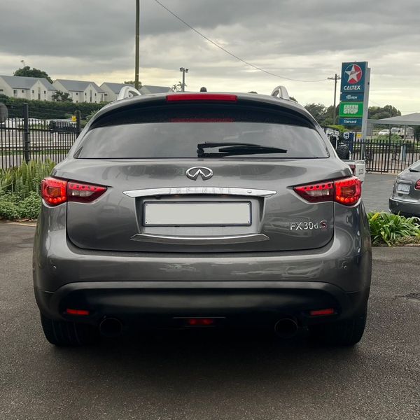 2013-Infiniti-QX70-30d-S image:3