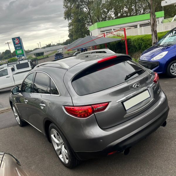 2013-Infiniti-QX70-30d-S image:4