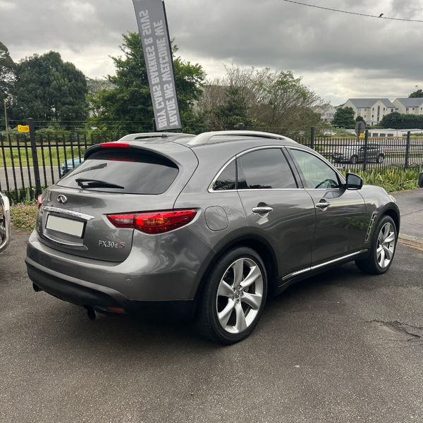 2013-Infiniti-QX70-30d-S image:5