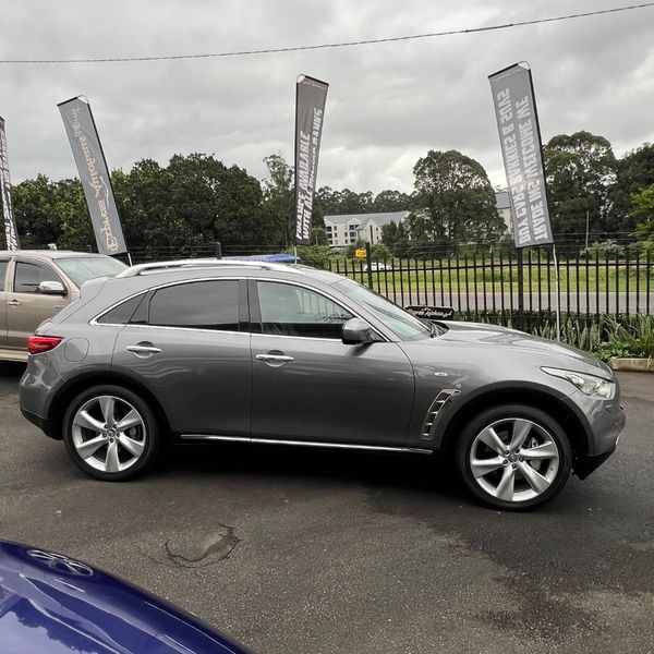 2013-Infiniti-QX70-30d-S image:6