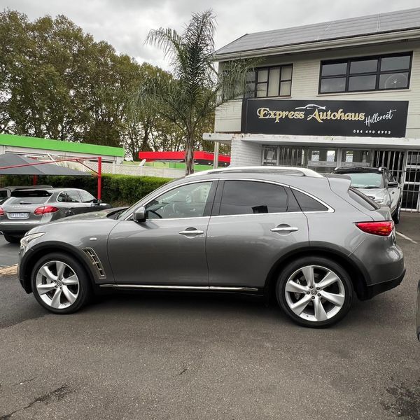 2013-Infiniti-QX70-30d-S image:7