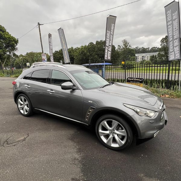 2013-Infiniti-QX70-30d-S image:8