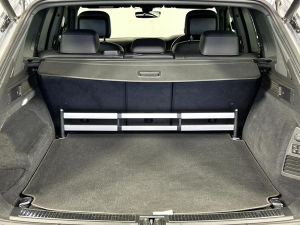 2019-Volkswagen-Touareg-30-TDI-V6-Executive image:16