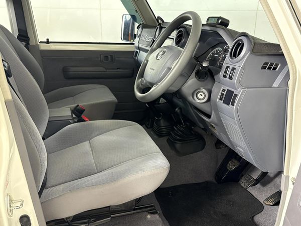 2019-Toyota-Land-Cruiser-79-45-D-Double-Cab image:9