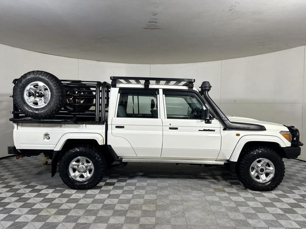 2019-Toyota-Land-Cruiser-79-45-D-Double-Cab image:16