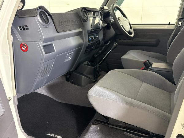 2019-Toyota-Land-Cruiser-79-45-D-Double-Cab image:8