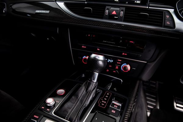 2015-Audi-RS6-Avant-quattro image:9