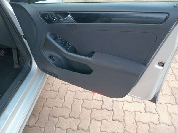 2011-Volkswagen-Jetta-VI-20-TDI-Highline image:9