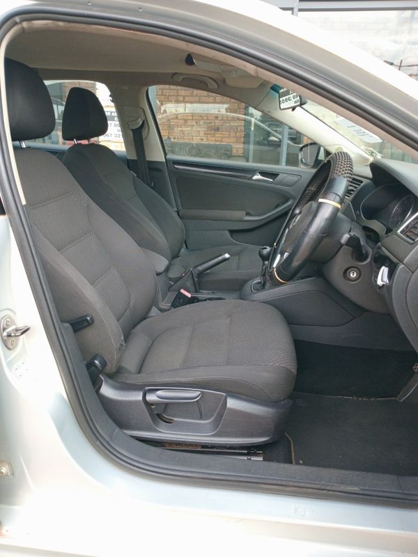 2011-Volkswagen-Jetta-VI-20-TDI-Highline image:4