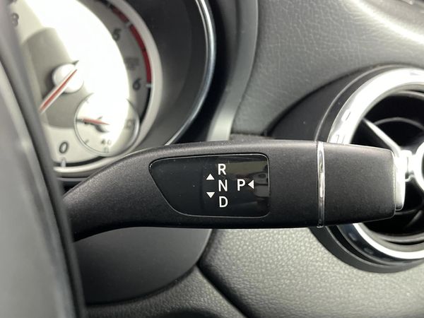 2016-Mercedes-Benz-GLA-220-CDI-Auto-4Matic image:10