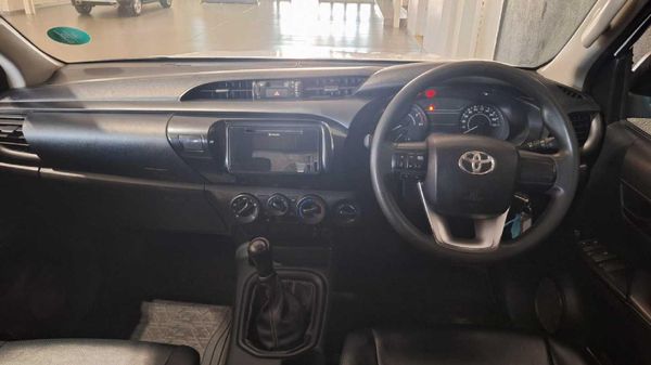 2022-Toyota-Hilux-24-GD-6-SR-4x4-Double-Cab image:12