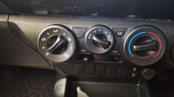 2022-Toyota-Hilux-24-GD-6-SR-4x4-Double-Cab image:16