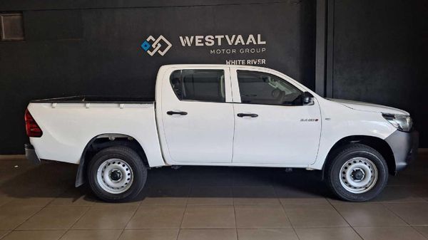 2022-Toyota-Hilux-24-GD-6-SR-4x4-Double-Cab image:3