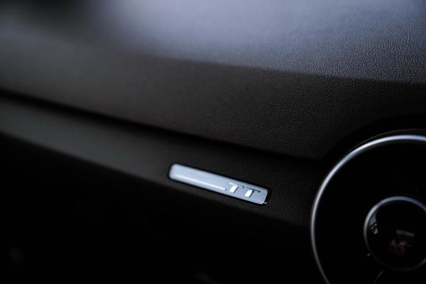 2015-Audi-TT-Coupe-20-TFSI-quattro-Auto image:10
