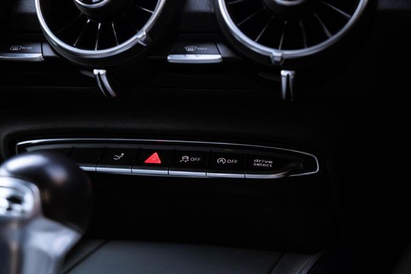 2015-Audi-TT-Coupe-20-TFSI-quattro-Auto image:11