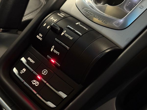 2014-Porsche-Cayenne-GTS-Auto image:25