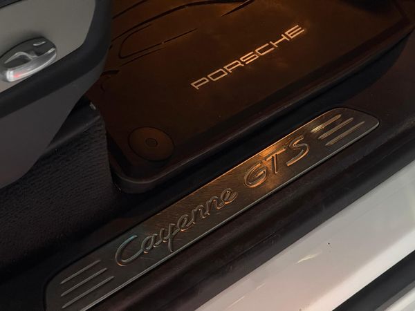 2014-Porsche-Cayenne-GTS-Auto image:30