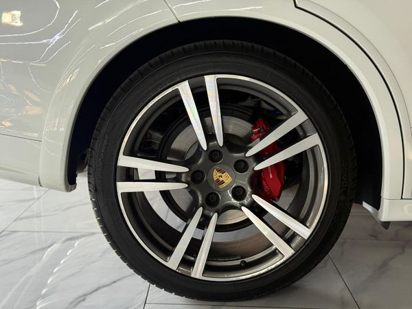 2014-Porsche-Cayenne-GTS-Auto image:7
