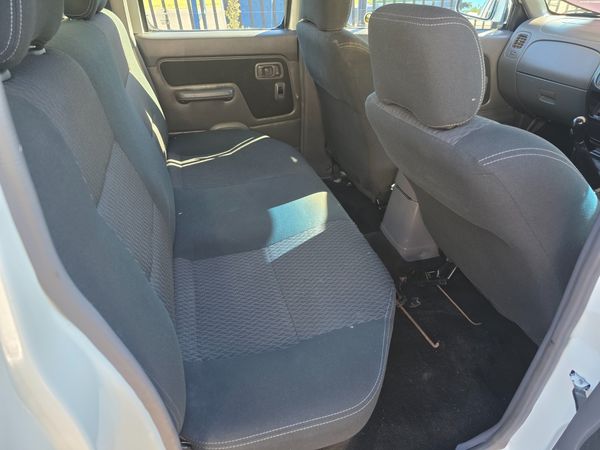 2019-Nissan-NP300-25-TDi-4x4-Double-Cab image:9