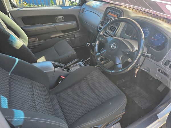 2019-Nissan-NP300-25-TDi-4x4-Double-Cab image:11