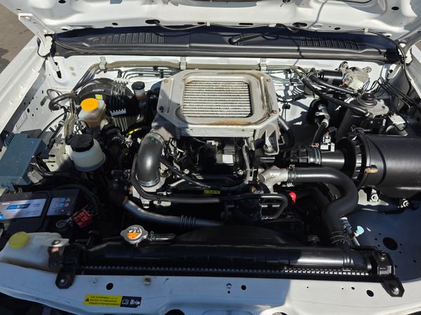 2019-Nissan-NP300-25-TDi-4x4-Double-Cab image:15