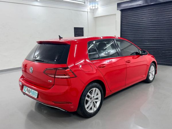 2017-Volkswagen-Golf-VII-14-TSI-Comfortline-Auto image:5