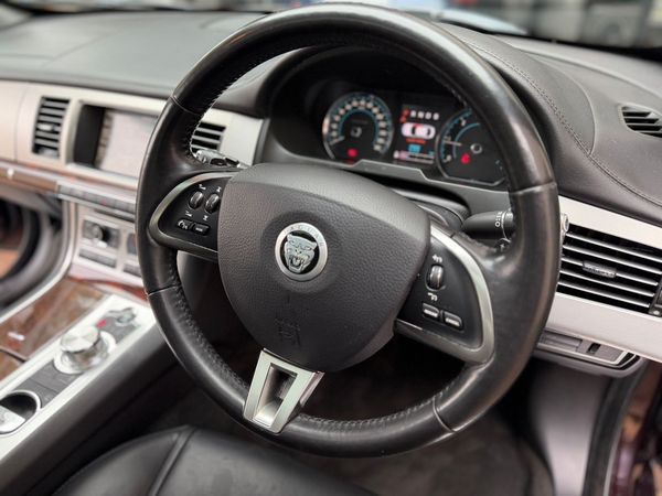 2012-Jaguar-XF-22-D-Premium-Luxury image:17