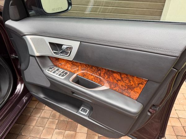 2012-Jaguar-XF-22-D-Premium-Luxury image:18