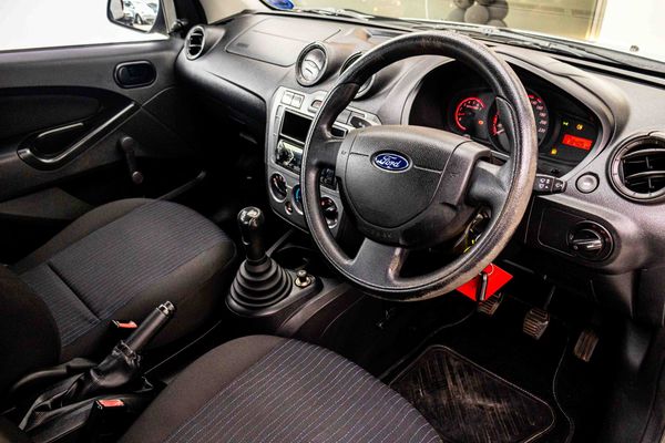2010-Ford-Figo-14-Ambiente image:11