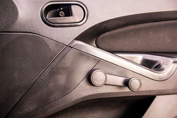 2010-Ford-Figo-14-Ambiente image:12