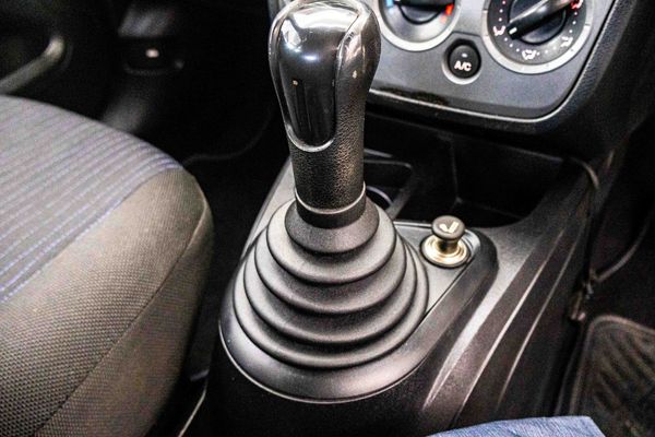 2010-Ford-Figo-14-Ambiente image:13