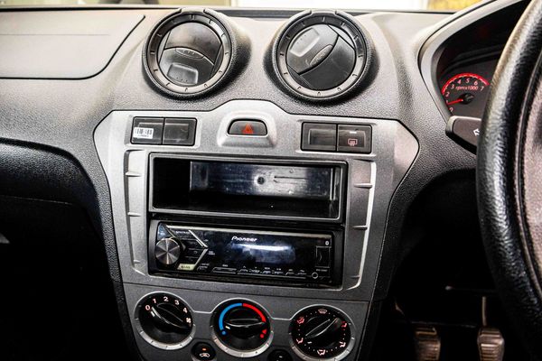 2010-Ford-Figo-14-Ambiente image:14