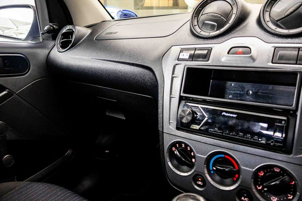 2010-Ford-Figo-14-Ambiente image:15