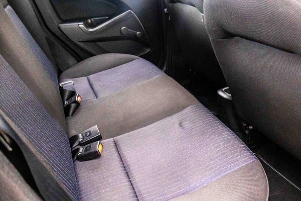 2010-Ford-Figo-14-Ambiente image:16