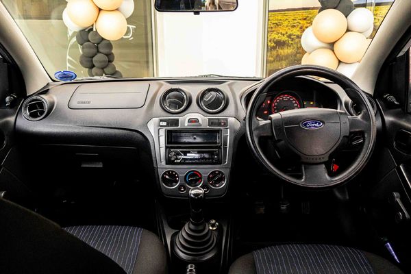 2010-Ford-Figo-14-Ambiente image:17