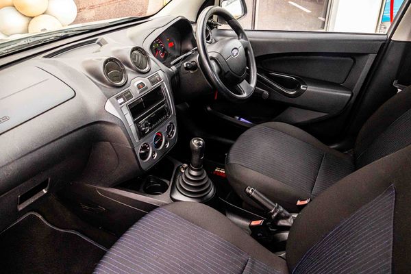 2010-Ford-Figo-14-Ambiente image:18