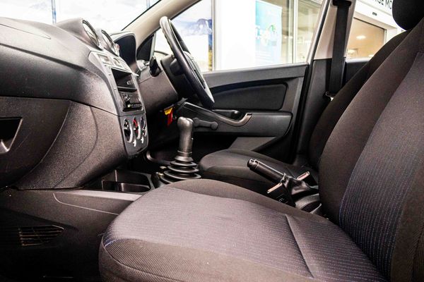 2010-Ford-Figo-14-Ambiente image:19