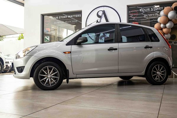 2010-Ford-Figo-14-Ambiente image:4
