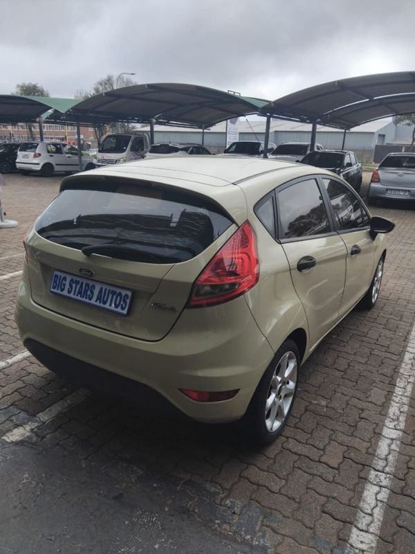 2010-Ford-Fiesta-14-Ambiente image:10
