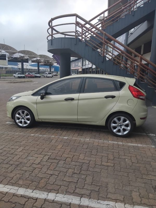 2010-Ford-Fiesta-14-Ambiente image:3
