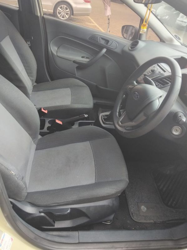 2010-Ford-Fiesta-14-Ambiente image:4
