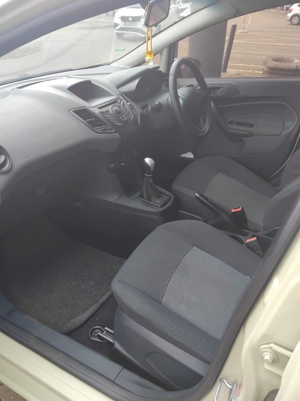 2010-Ford-Fiesta-14-Ambiente image:5