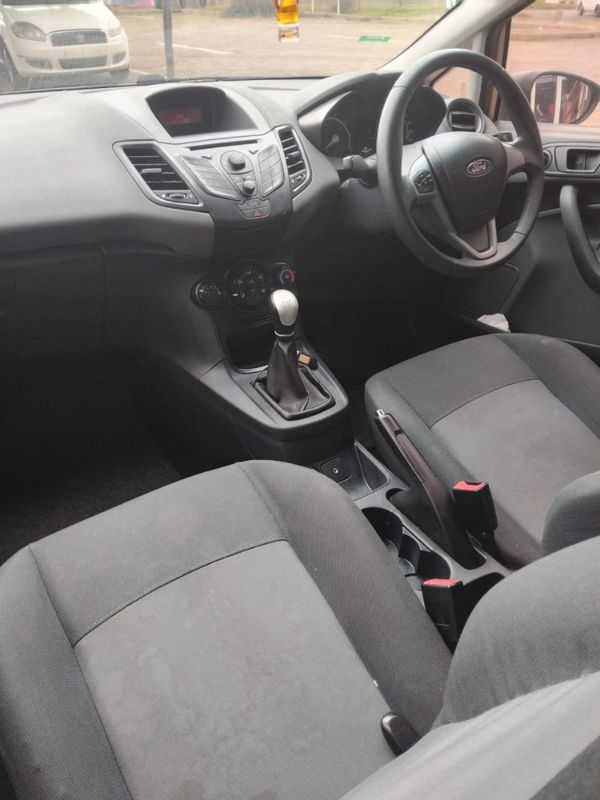 2010-Ford-Fiesta-14-Ambiente image:6
