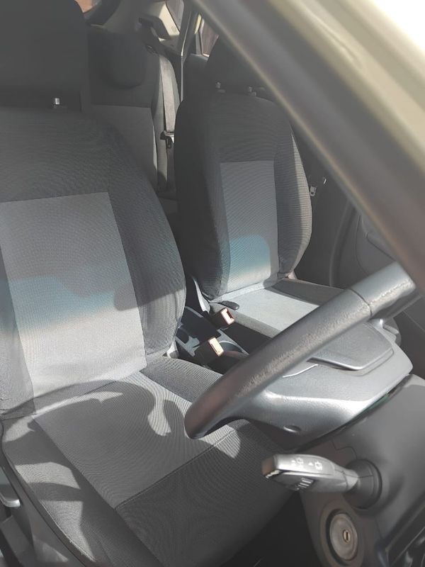 2010-Ford-Fiesta-14-Ambiente image:7