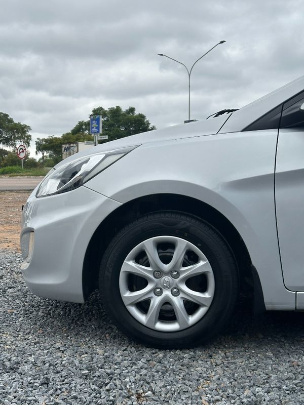 2013-Hyundai-Accent-16-GLS-Fluid image:9