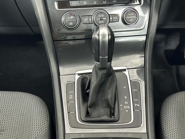 2017-Volkswagen-Golf-VII-14-TSI-Comfortline-Auto image:10