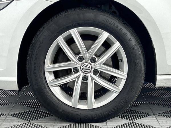 2017-Volkswagen-Golf-VII-14-TSI-Comfortline-Auto image:4