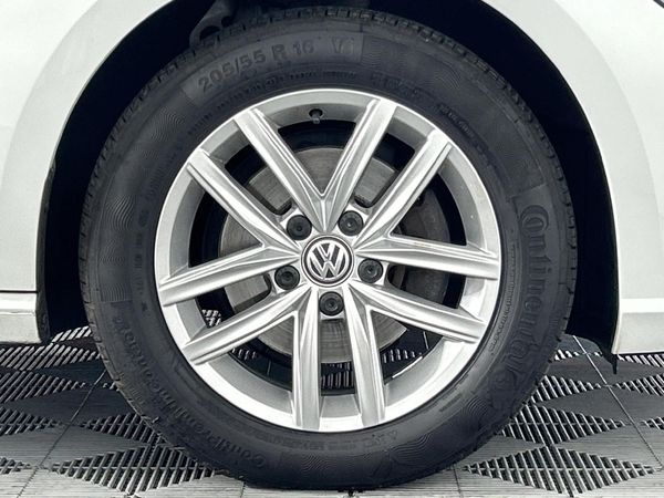 2017-Volkswagen-Golf-VII-14-TSI-Comfortline-Auto image:5